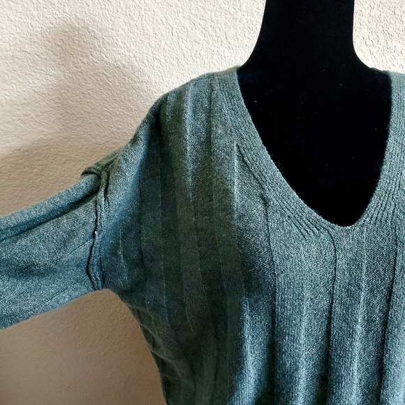 ♡♡♡♡♡  NWT Pink Rose knit sweater. - Picture 4 of 11